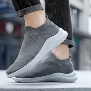 Sneaker da uomo grigie traspiranti in maglia intrecciata con suola bianca