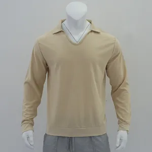 Beige langärmeliges Waffelstrick-Poloshirt mit V-Ausschnitt für Herren im Detail