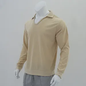 Detailansicht des khakifarbenen Waffel-Langarm-Polohemds für Herren am Mannequin.