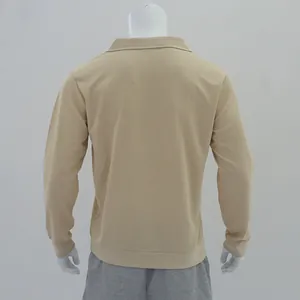 Rückansicht eines khakifarbenen Waffelstrick-Poloshirts an einer männlichen Puppe