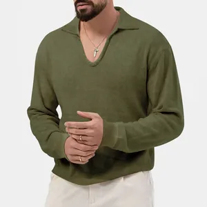 Detailansicht eines olivgrünen Waffelstrick-Poloshirts für Herren mit langen Ärmeln.