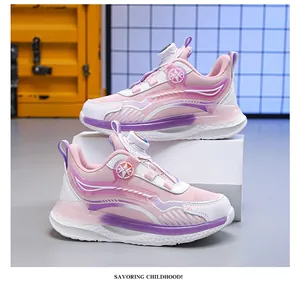 Detailansicht der pink-violetten Kinder-Laufschuhe mit Drehverschluss-System.