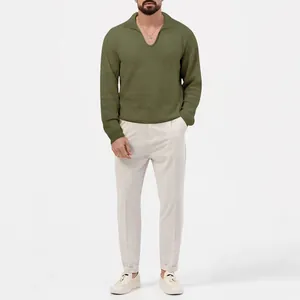 Ganzkörperansicht eines Mannes in einem olivgrünen, langärmeligen Waffel-Poloshirt mit Revers