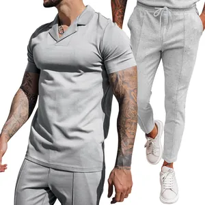 Detail van herenset met wafelgebreide polo met korte mouwen en bijpassende lange broek