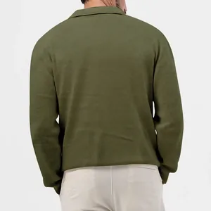 Rückansicht eines olivgrünen Herren-Langarm-Polo-Shirts aus Waffelstrick mit Revers.