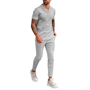 Modern grijs wafelgebreid vrijetijdspak voor heren met V-hals poloshirt en smalle broek