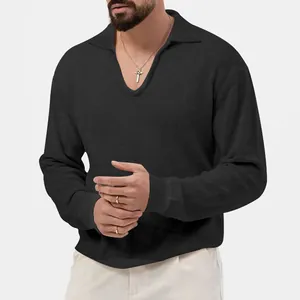 Nahaufnahme eines schwarzen Polo-Shirts aus Waffelstrick mit V-Ausschnitt und Stoffstruktur.