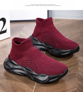 Nahaufnahme der burgunderroten Strick-Socken-Sneaker mit dicker schwarzer Sohle