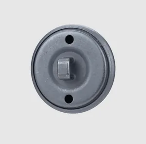 Vue rapprochée du dos d'un bouton en métal gris avec tige et trous