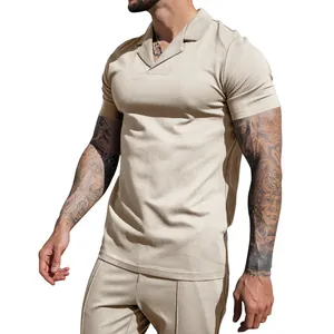 Detailopname van beige wafelgebreid poloshirt met V-hals en bijpassende broek voor heren