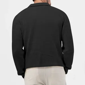 Detailansicht der Rückseite des grauen Waffelstrick-Langarm-Poloshirts für Herren