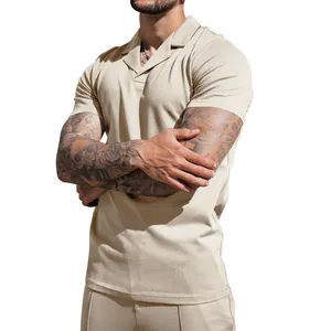 Detailweergave beige wafelgebreide poloshirt met reverskraag heren korte mouwen set