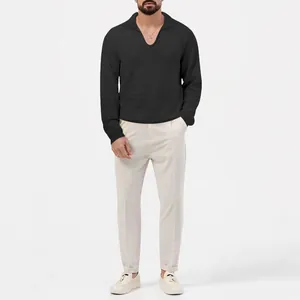 Ganzkörperansicht eines Mannes in schwarzem Waffel-Poloshirt und weißer Hose kombiniert