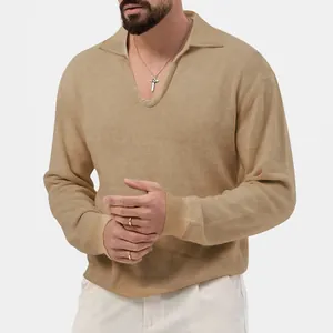 Detailansicht eines khakifarbenen Waffelstrick-Langarm-Poloshirts für Herren mit V-Ausschnitt