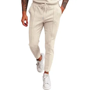 Detail van de beige wafelgebreide slim fit vrijetijdsbroek voor heren