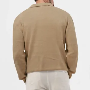 Rückansicht des khakifarbenen Waffelstrick-Langarm-Poloshirts für Herren mit Textur.