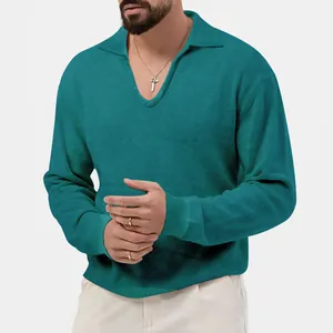 Detailansicht eines blaugrünen Waffel-Poloshirts mit strukturiertem Stoff.