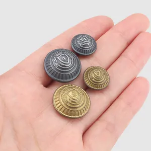Boutons métalliques en laiton vintage avec blason en relief pour manteaux.