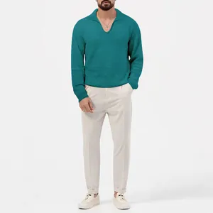 Detail eines herren petrolfarbenen Waffel-Poloshirts mit Reverskragen und Langarm