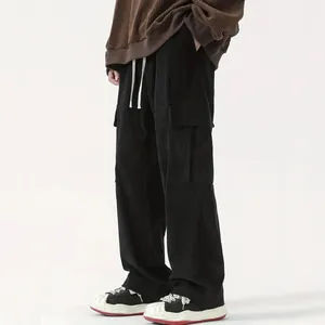Dettaglio dei pantaloni cargo da uomo in velluto a coste nero con gamba larga e coulisse.