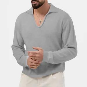 Detail eines grauen Waffelstrick-Langarm-Poloshirts mit strukturierter Textur und V-Ausschnitt