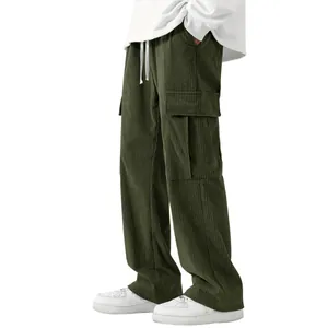 Vista laterale dei pantaloni cargo da uomo in velluto a coste verde a gamba larga.