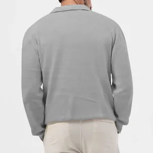 Detaillierte Rückansicht eines grauen langärmeligen Herren-Waffel-Polo-Shirts mit Textur