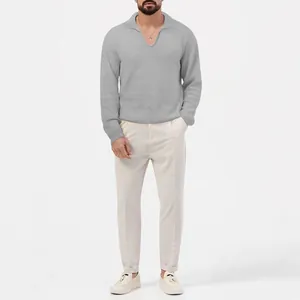 Detail eines grauen Waffelstrick-Langarm-Poloshirts für Herren mit V-Ausschnitt und Passform