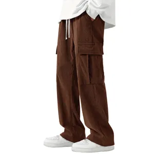 Dettaglio dei pantaloni cargo da uomo in velluto a coste marrone, taglio largo.