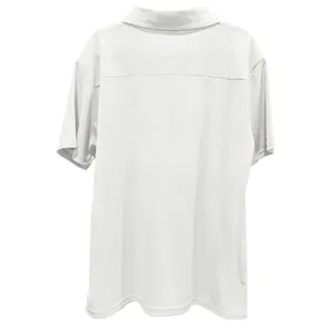 Vista posteriore dettagliata di una polo bianca a maniche corte da uomo per l'estate casual