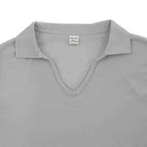 Detailansicht des grauen Waffelstrick-Poloshirts mit Ausschnitt und Stofftextur
