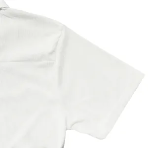 Dettaglio ravvicinato della trama del tessuto a costine bianco di una polo da uomo a maniche corte