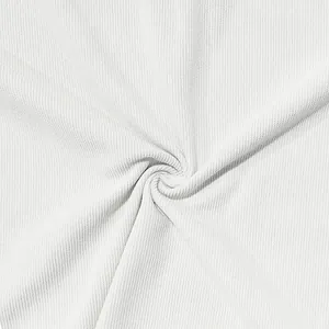 Dettaglio ravvicinato della trama in velluto a coste bianco morbido per pantaloni casual da uomo
