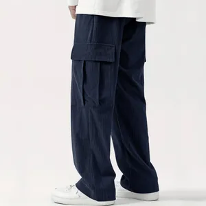 Dettaglio dei pantaloni cargo in velluto a coste blu scuro da uomo