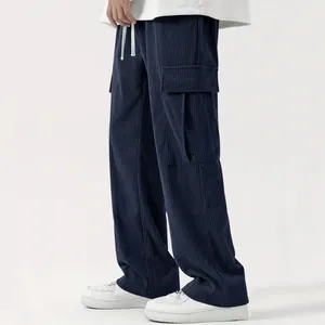 Dettaglio del tessuto dei pantaloni cargo in velluto a coste blu scuro da uomo con tasche