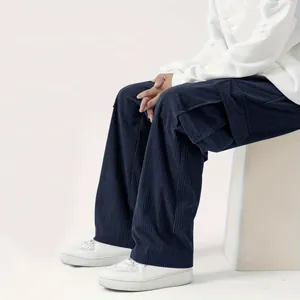 Dettaglio dei pantaloni cargo da uomo in velluto a coste blu navy con tasca laterale