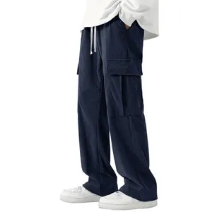 Dettaglio dei pantaloni cargo da uomo in velluto a coste blu navy con gamba larga