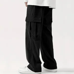 Dettaglio dei pantaloni cargo da uomo in velluto nero con gamba larga e dritta.
