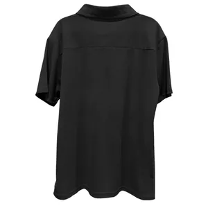 Vista posteriore di una polo nera minimalista a maniche corte da uomo per l'estate.