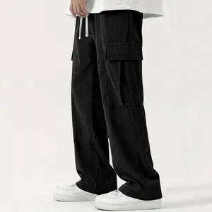 Dettaglio di pantaloni cargo in velluto nero con vestibilità ampia e gamba larga