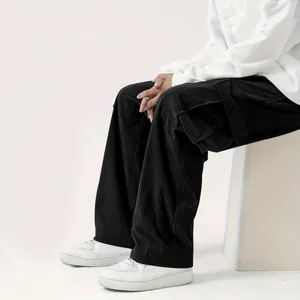 Dettaglio dei pantaloni cargo da uomo in velluto a coste nero con vestibilità ampia