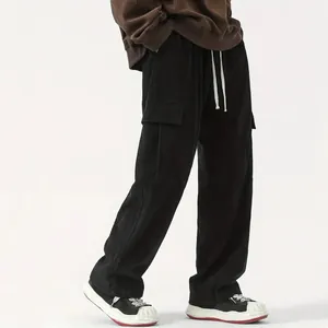Vista macro dettagliata del tessuto in velluto a coste nero di questi pantaloni cargo larghi da uomo