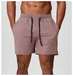 Detailansicht der atmungsaktiven Herren-Sportshorts in Mauve mit schwarzem Kordelzug