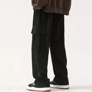 Una vista dettagliata dei pantaloni cargo da uomo in velluto a coste, nero puro