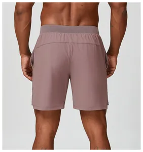 Rückansicht lila Herren-Sportshorts, schnelltrocknend, mit elastischem Bund am Model