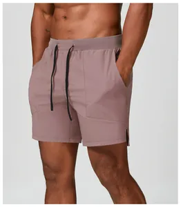 Nahaufnahme einer atmungsaktiven, schnelltrocknenden Herren-Laufshorts in Altrosa.