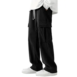 Vista dettagliata dei pantaloni cargo da uomo in velluto nero con taglio largo e dritto