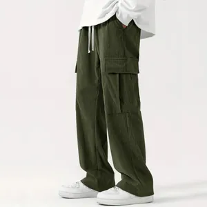 Vista dettagliata dei pantaloni cargo da uomo in velluto a coste verde oliva con tasche