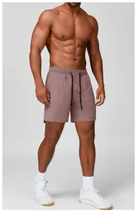 Detailansicht der lila schnelltrocknenden Sportshorts für Herren am Fitnessmodel