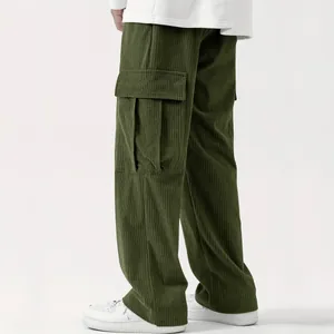 Dettaglio dei pantaloni cargo da uomo in velluto a coste verde oliva, vestibilità ampia.